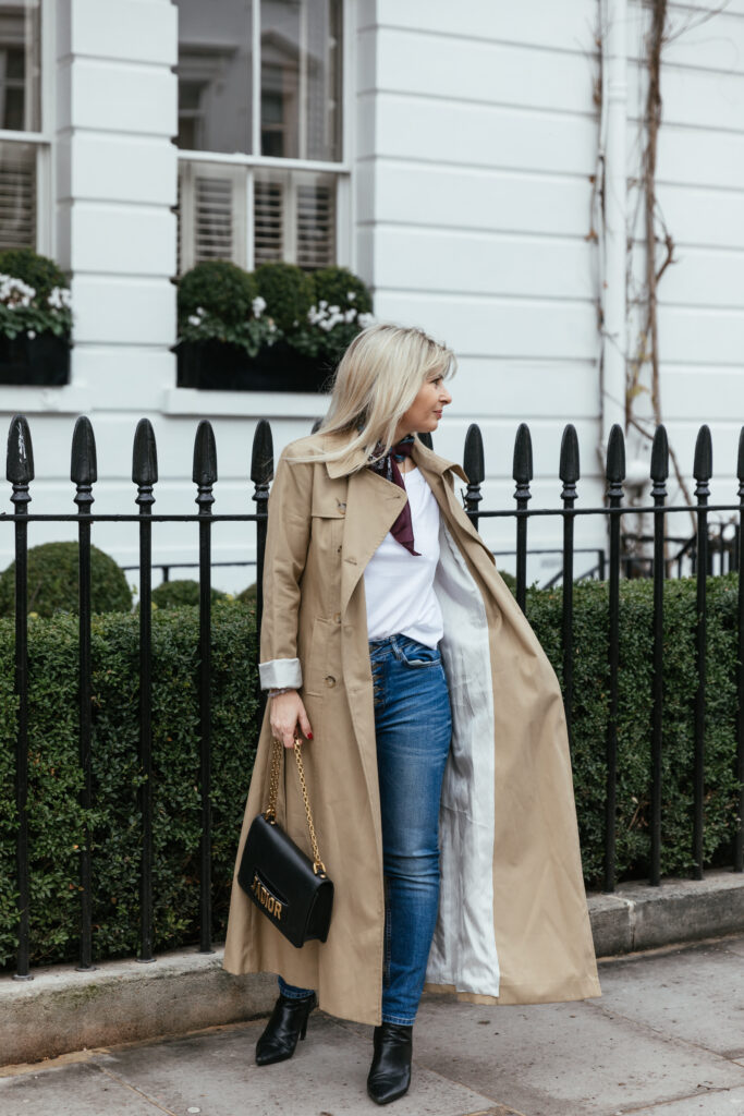 Beiger Trenchcoat casual gestylt